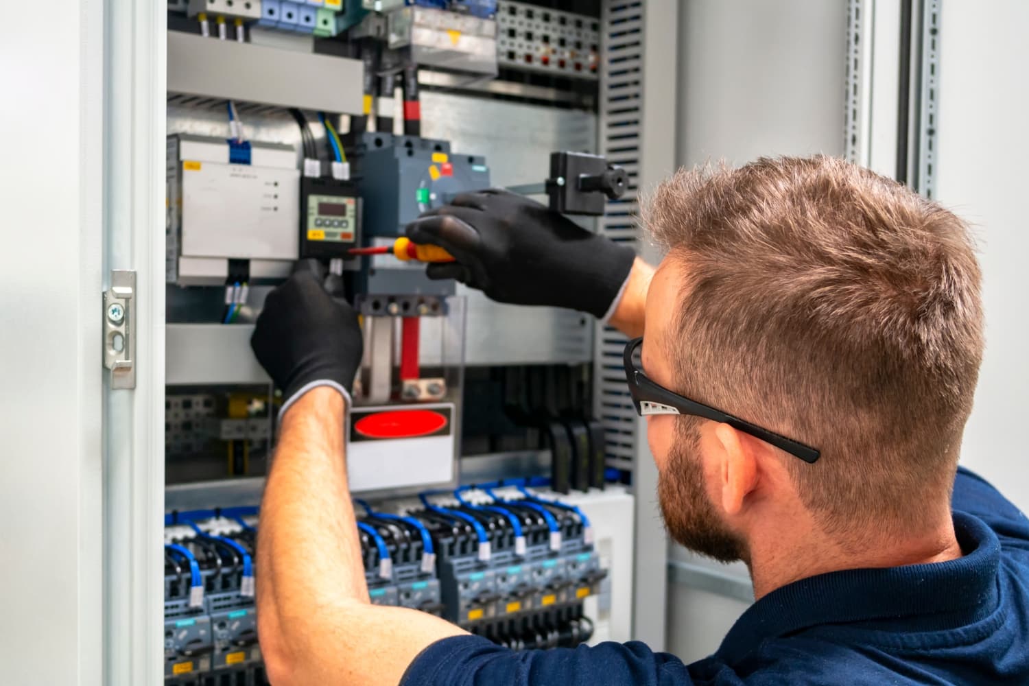 Prüfung ortsfester elektrischer Anlagen: Fehler vermeiden und sicher bestehen