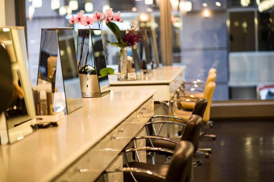 Große Auswahl an Einrichtung für Friseursalon und Kosmetik