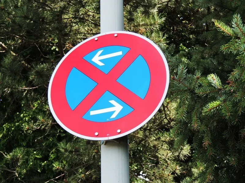 Halteverbot beantragen leicht gemacht: So sichern Sie sich stressfrei Ihren Parkplatz