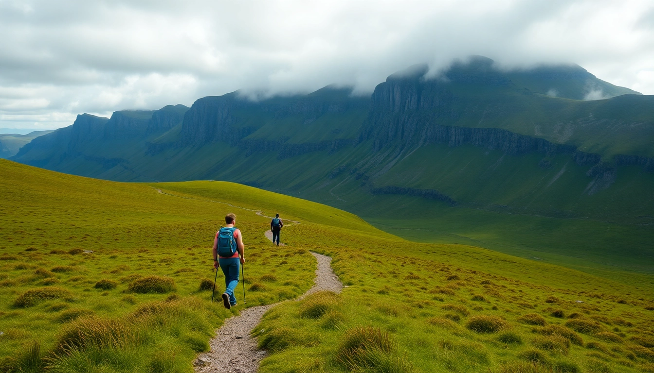 Dingle Way wandern durch die herrlichen Landschaften Irlands mit einem einsamen Wanderer auf dem Pfad.