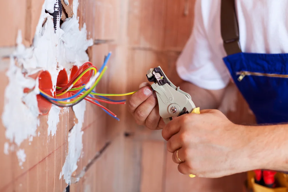 Die Verbindung von UVV Prüfung und DGUV V3 Prüfung zur Gewährleistung eines sicheren Arbeitsumfelds
